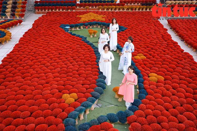 El Ao Dai (atuendo tradicional de mujeres vietnamitas) es el traje favorito para tomarse fotos en esta aldea artesanal. (Foto: baotintuc.vn)