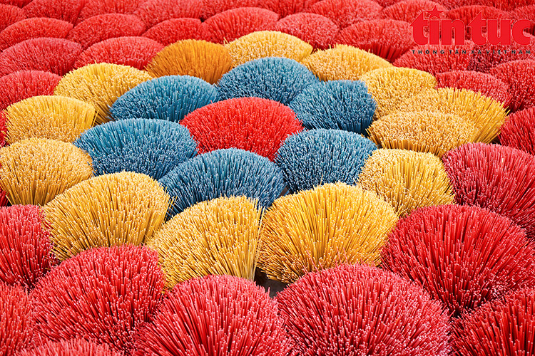 Los ramos de inciensos dispuestos uniformemente para reproducir imágenes de Vietnam, la estrella de cinco puntas o campos de flores. (Foto: baotintuc.vn)