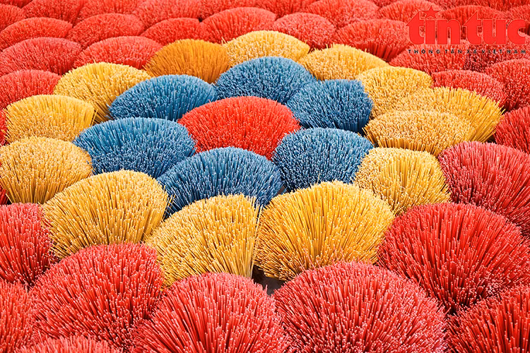 Los ramos de inciensos dispuestos uniformemente para reproducir imágenes de Vietnam, la estrella de cinco puntas o campos de flores. (Foto: baotintuc.vn)