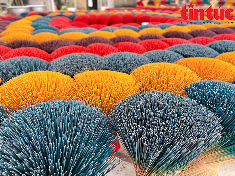 Los visitantes pueden encontrar coloridas varitas de incienso dispuestas uniformemente en el suelo. (Foto: baotintuc.vn)