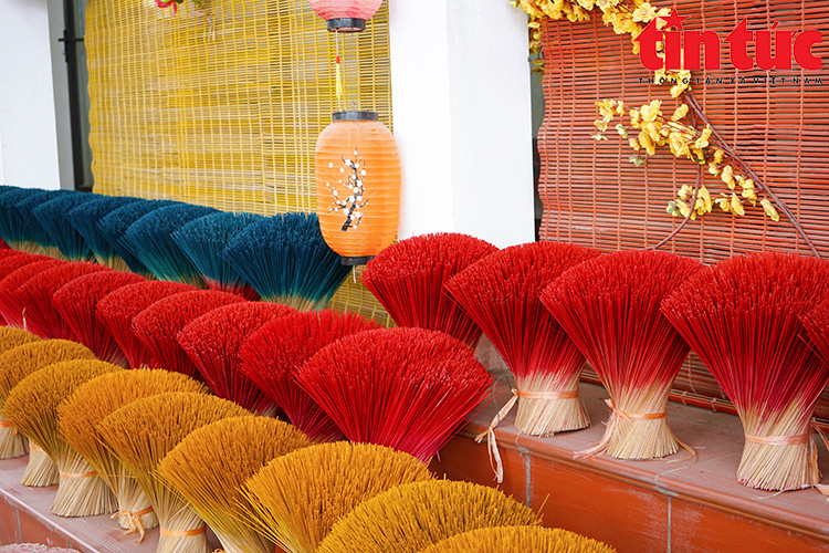 Los ingredientes naturales que utilizan los artesanos locales para diferenciar sus productos son hierbas como madera de agar, pino, palo de rosa (Dalbergia cochinchinensis), angelica dahurica, pachulí y canela. (Foto: baotintuc.vn)