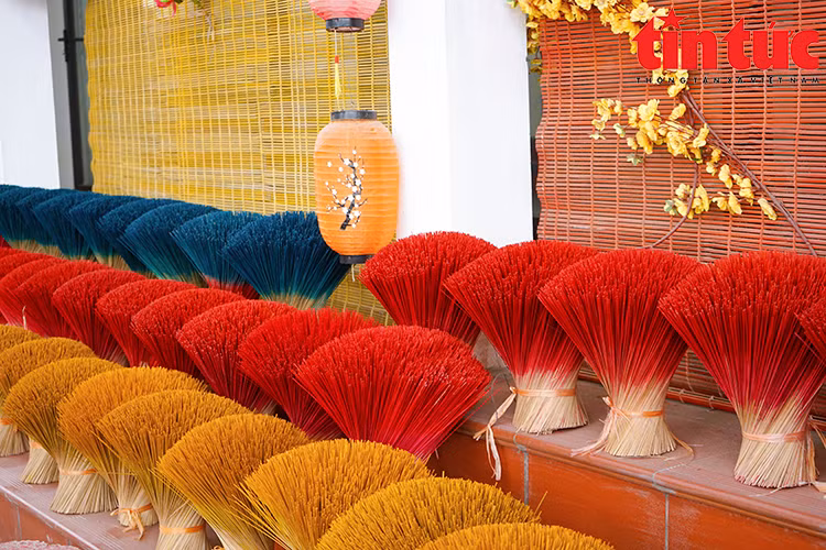 Los ingredientes naturales que utilizan los artesanos locales para diferenciar sus productos son hierbas como madera de agar, pino, palo de rosa (Dalbergia cochinchinensis), angelica dahurica, pachulí y canela. (Foto: baotintuc.vn)