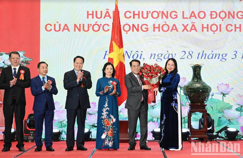 La vicepresidenta del país, Vo Thi Anh Xuan entrega flores para felicitar a la entidad. La vicepresidenta del país, Vo Thi Anh Xuan entrega flores para felicitar a la entidad.