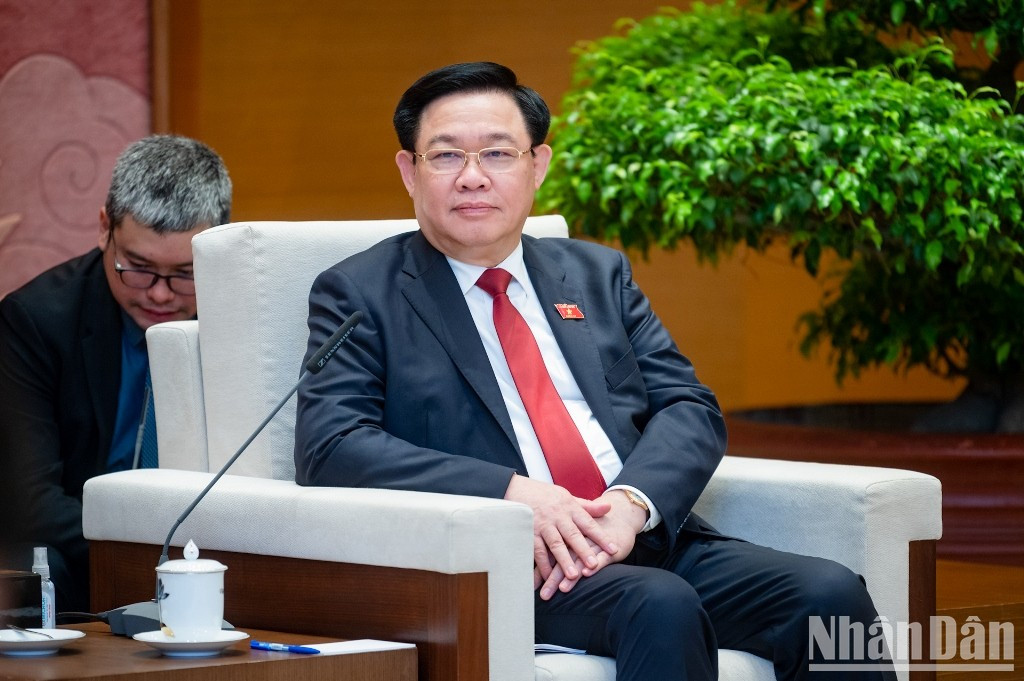 El presidente de la AN, Vuong Dinh Hue, interviene en la reunión.