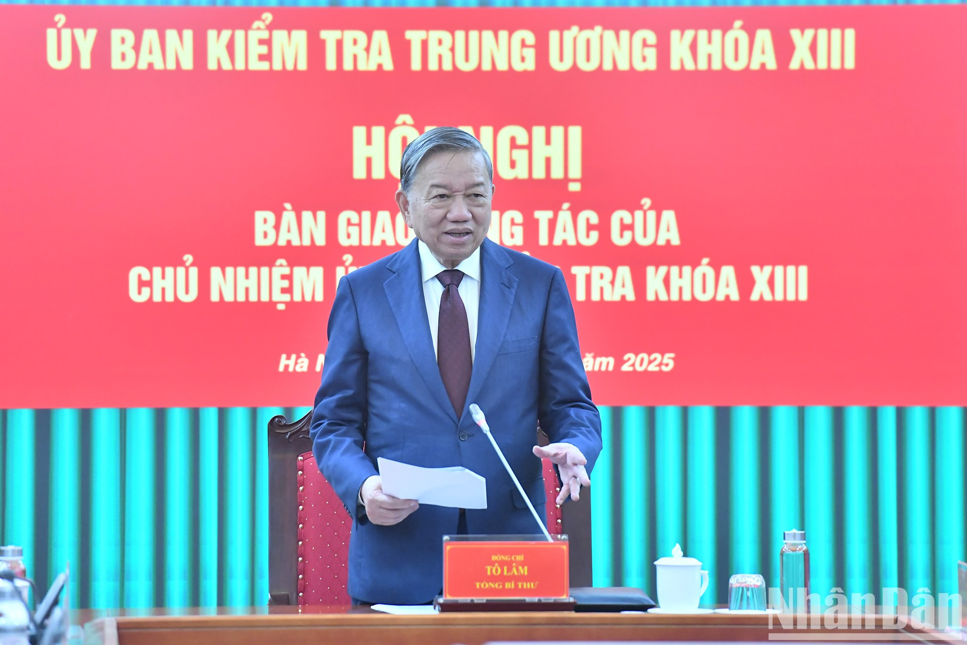 El líder partidista pronuncia un discurso en la conferencia.
