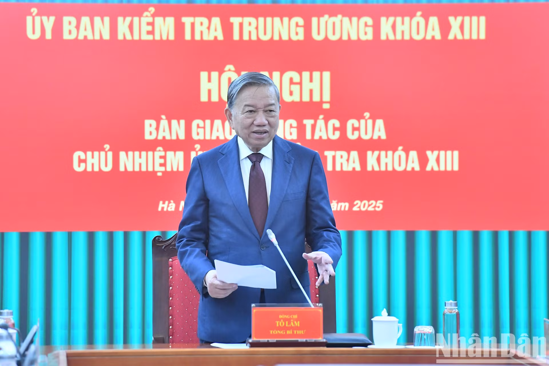 El líder partidista pronuncia un discurso en la conferencia.