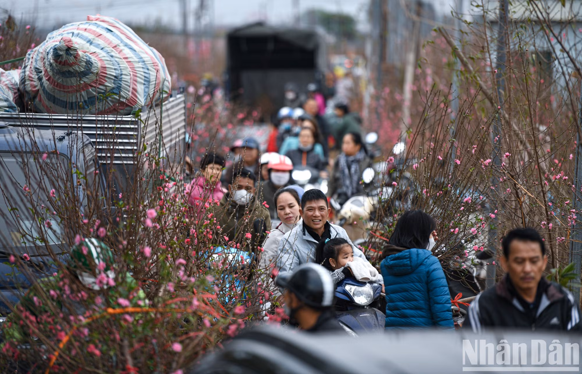El estrecho camino que conduce al mercado se llena de gente en los últimos días del año.