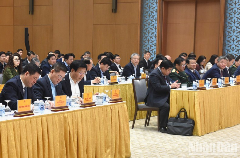 El jefe del Gobierno reconoció y agradeció los esfuerzos y logros de las empresas estatales. El jefe del Gobierno reconoció y agradeció los esfuerzos y logros de las empresas estatales.