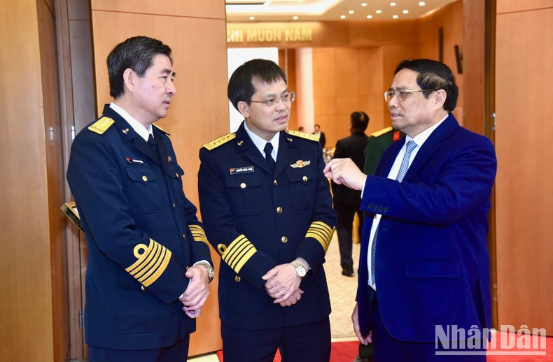 El primer ministro conversa con los delegados. El primer ministro conversa con los delegados.