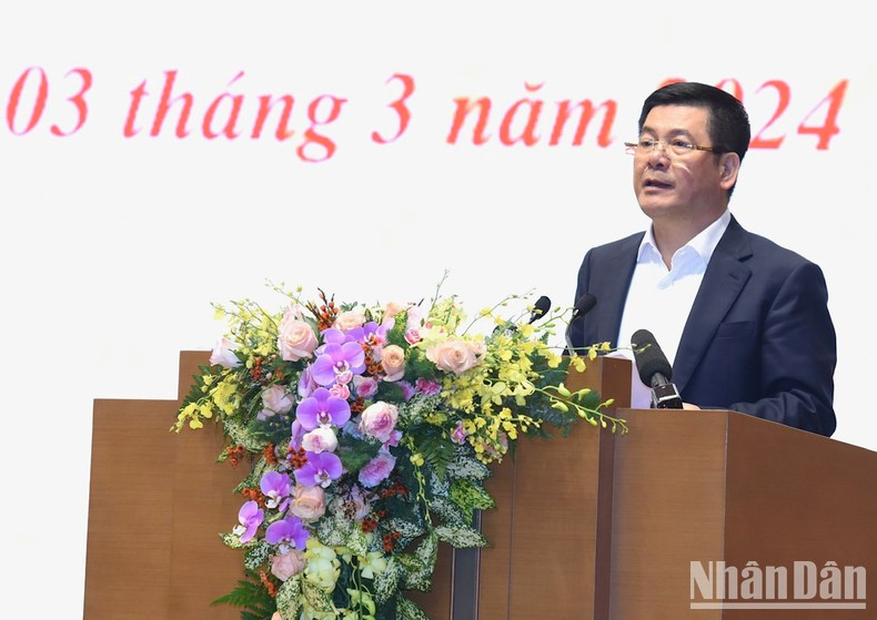 El ministro de Industria y Comercio, Nguyen Hong Dien, hace uso de la palabra. El ministro de Industria y Comercio, Nguyen Hong Dien, hace uso de la palabra.