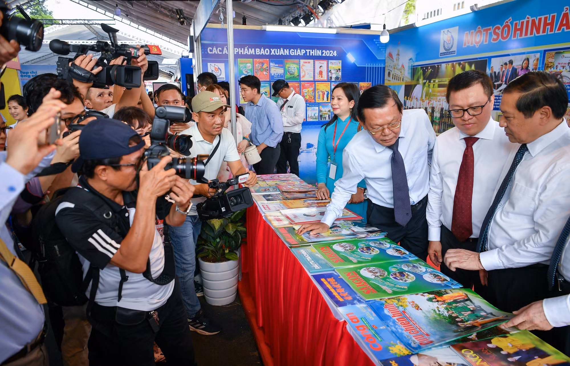 Lai Xuan Mon, subjefe permanente de la Comisión de Comunicación y Educación del Partido PCV, Le Quoc Minh y los delegados visitan los stands en el festival.