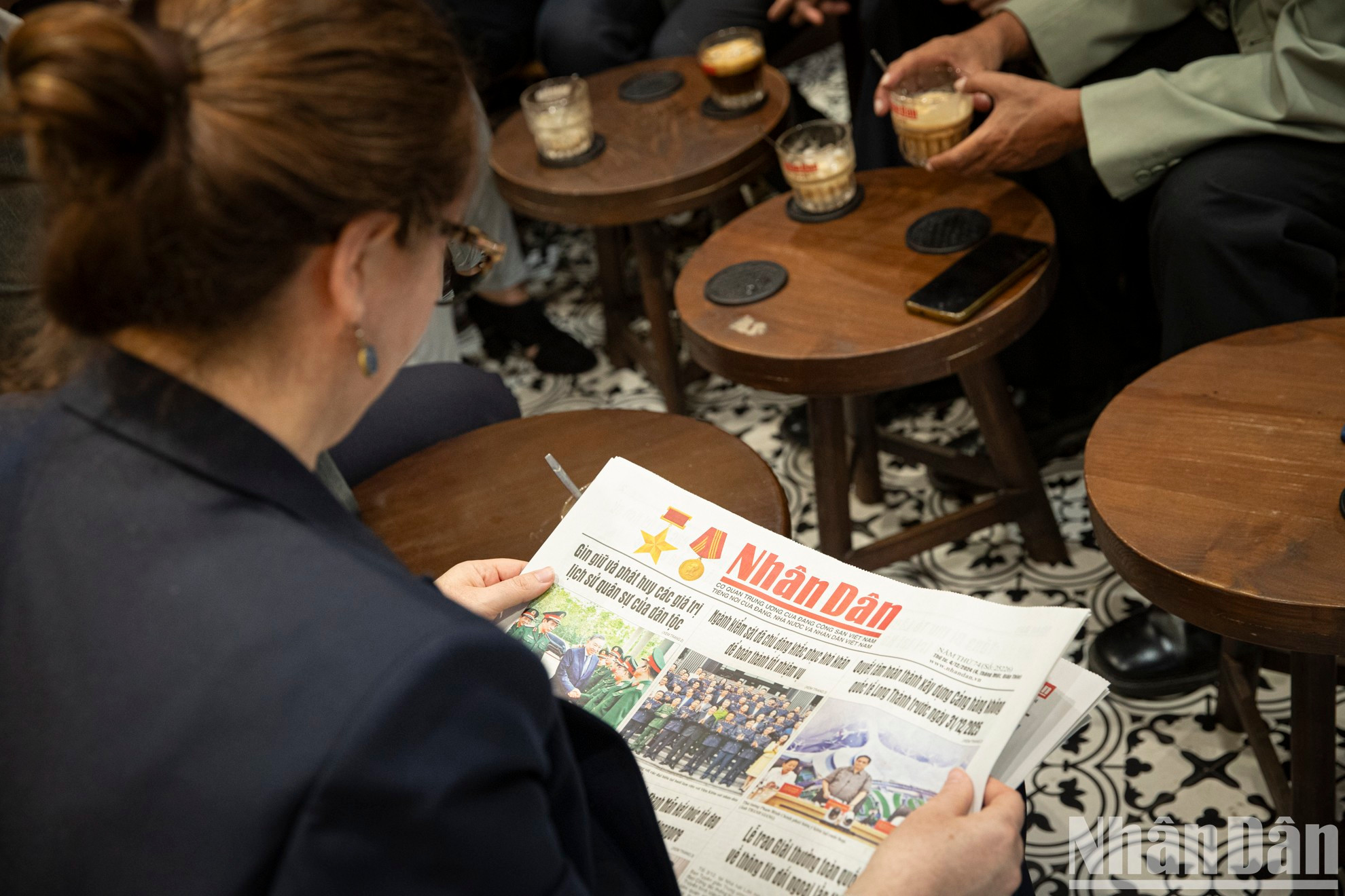 Reportera de Granma experimenta el espacio de lectura de Nhan Dan.