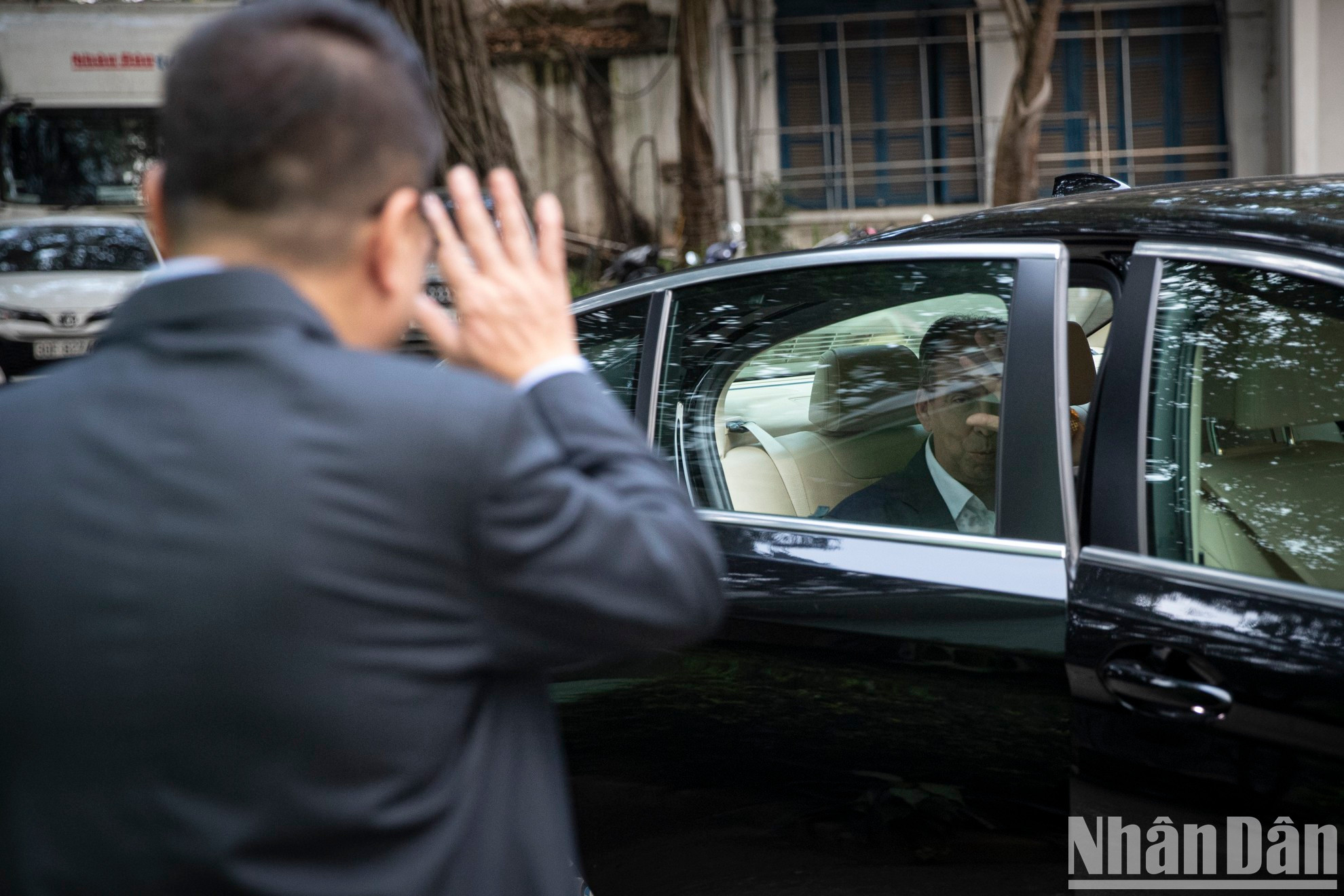 Le Quoc Minh despide al embajador cubano y a la delegación de Granma.