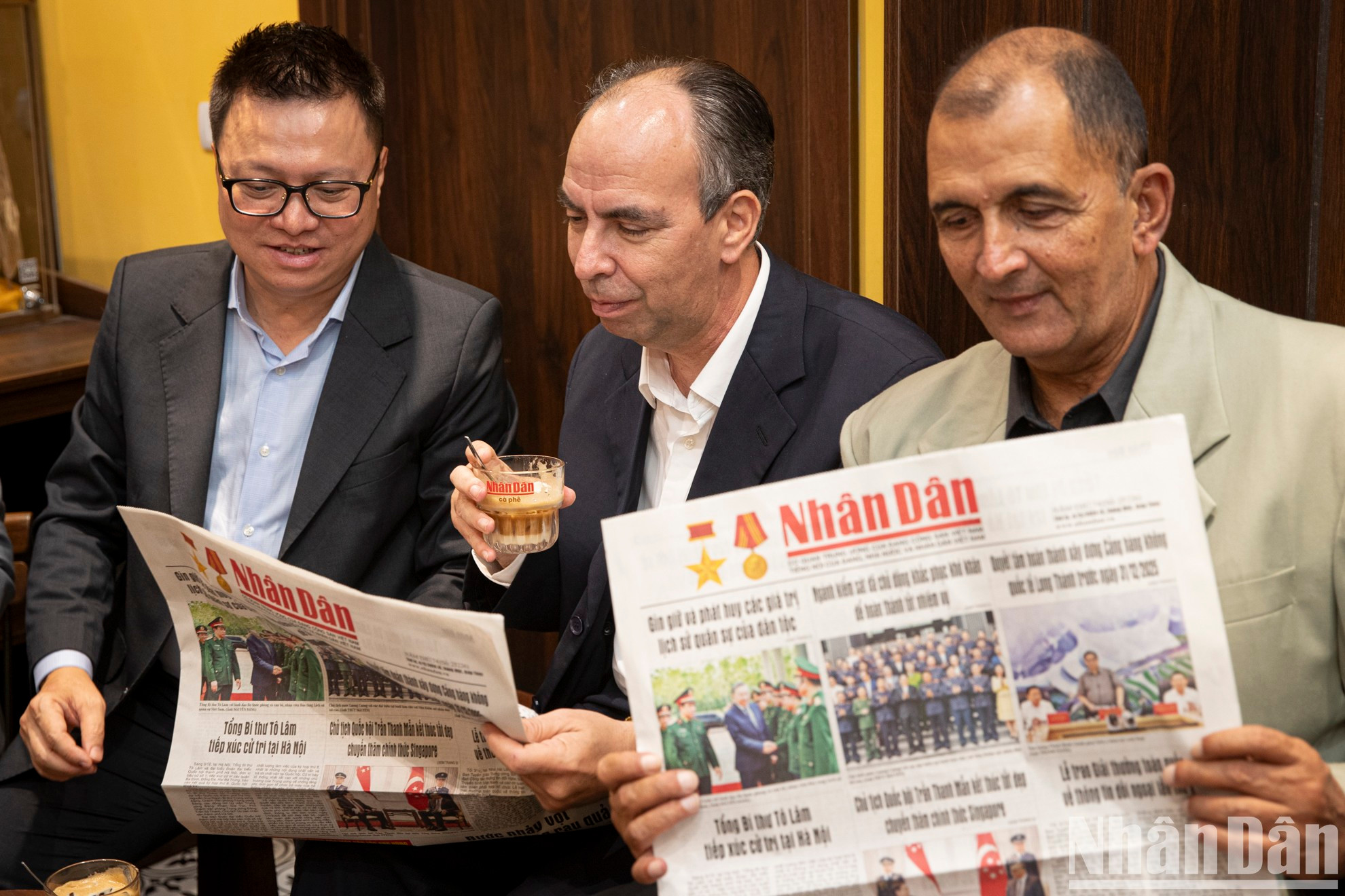 La estación de lectura del periódico Nhan Dan brinda una cálida sensación de la Hanói de antaño. Aquí, los lectores no solo pueden disfrutar de un café, sino también leer periódicos gratuitos con una gran variedad de contenidos.