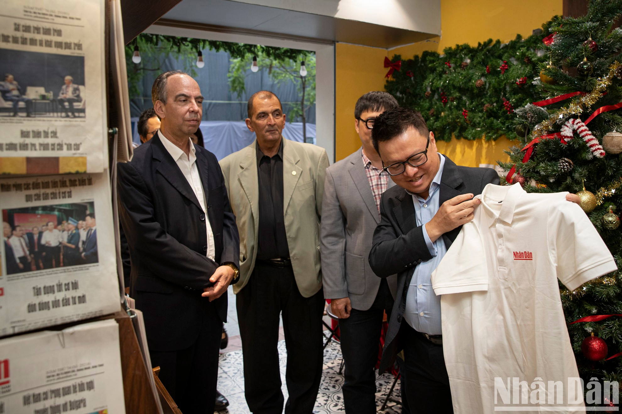 Con la idea de acercar el periódico del Partido a los lectores, Nhan Dan abrió una estación de lectura en el número 71 de la calle Hang Trong, atrayendo la atención de lectores y turistas.