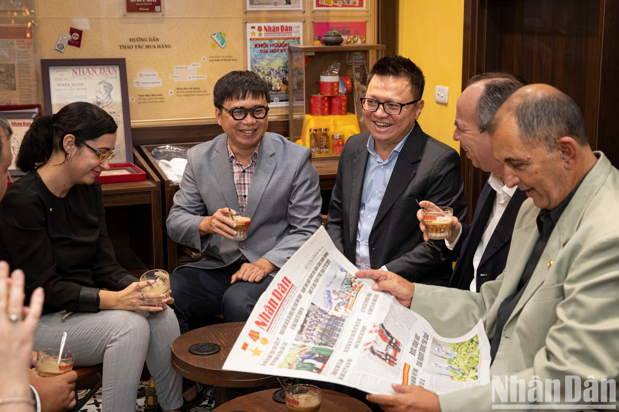[Foto] Delegados del diario Granma disfrutan de café en estación de lectura de Nhan Dan