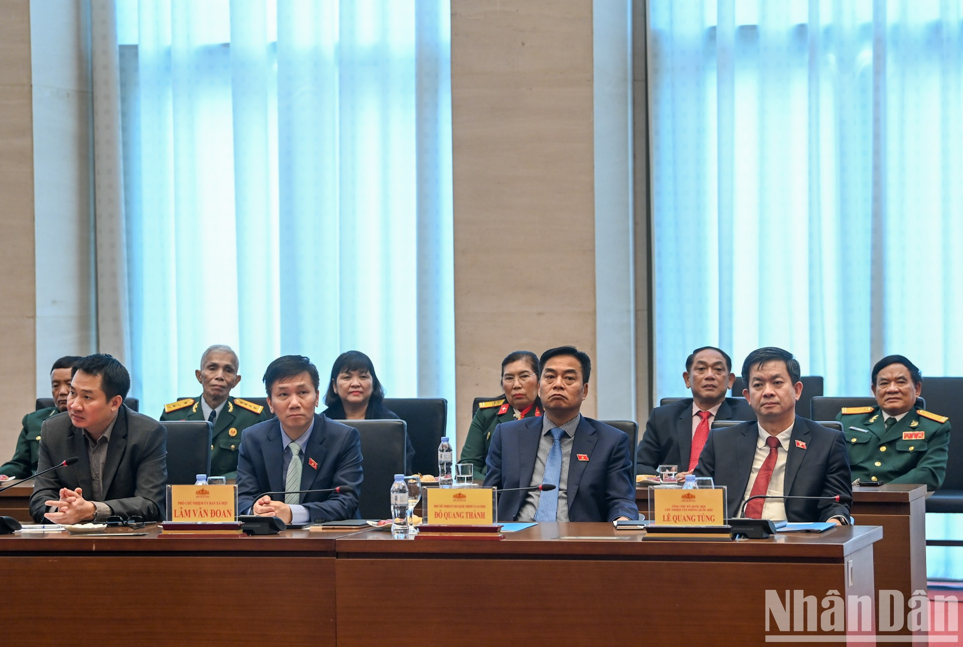 El secretario general de la Asamblea Nacional y jefe de la Oficina de la ANV, Le Quang Tung y dirigentes de los Comités del Parlamento y delegados. El secretario general de la Asamblea Nacional y jefe de la Oficina de la ANV, Le Quang Tung y dirigentes de los Comités del Parlamento y delegados.