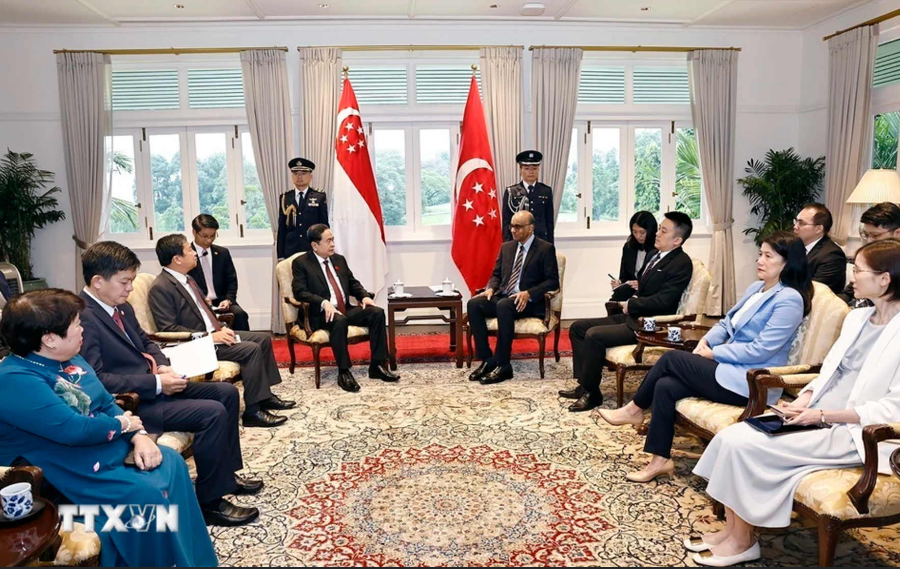 El titular de la ANV, Tran Thanh Man, se reúne con el presidente de Singapur, Tharman Shanmugaratnam. (Foto: VNA)