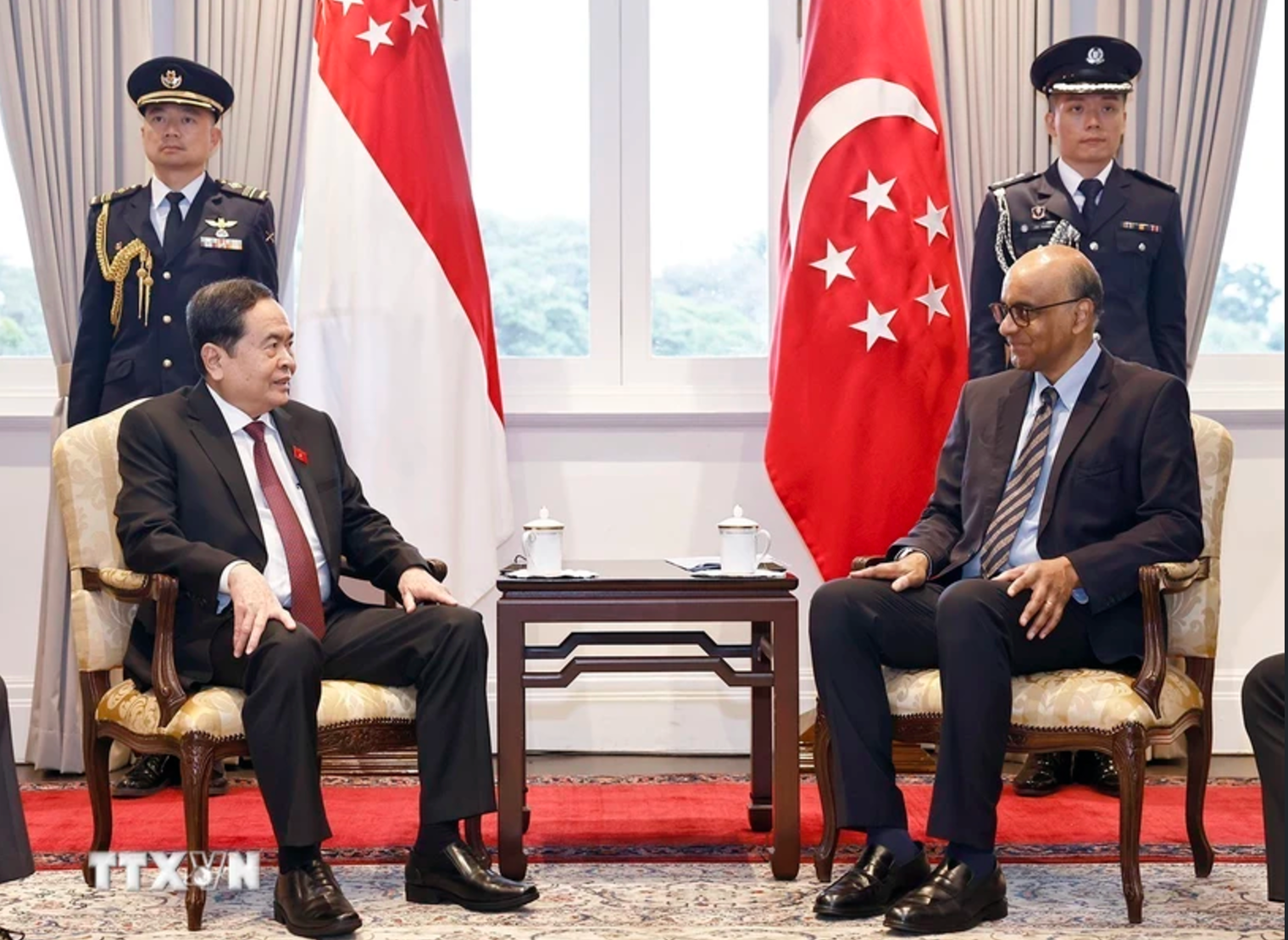 El titular de la ANV, Tran Thanh Man, se reúne con el presidente de Singapur, Tharman Shanmugaratnam. (Foto: VNA)