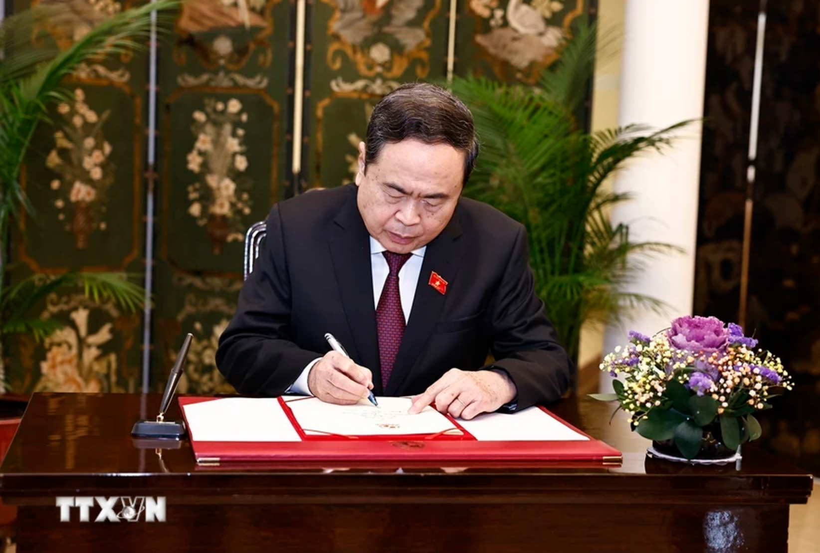 El máximo legislador vietnamita firma el Libro Dorado de Recuerdo. (Foto: VNA)