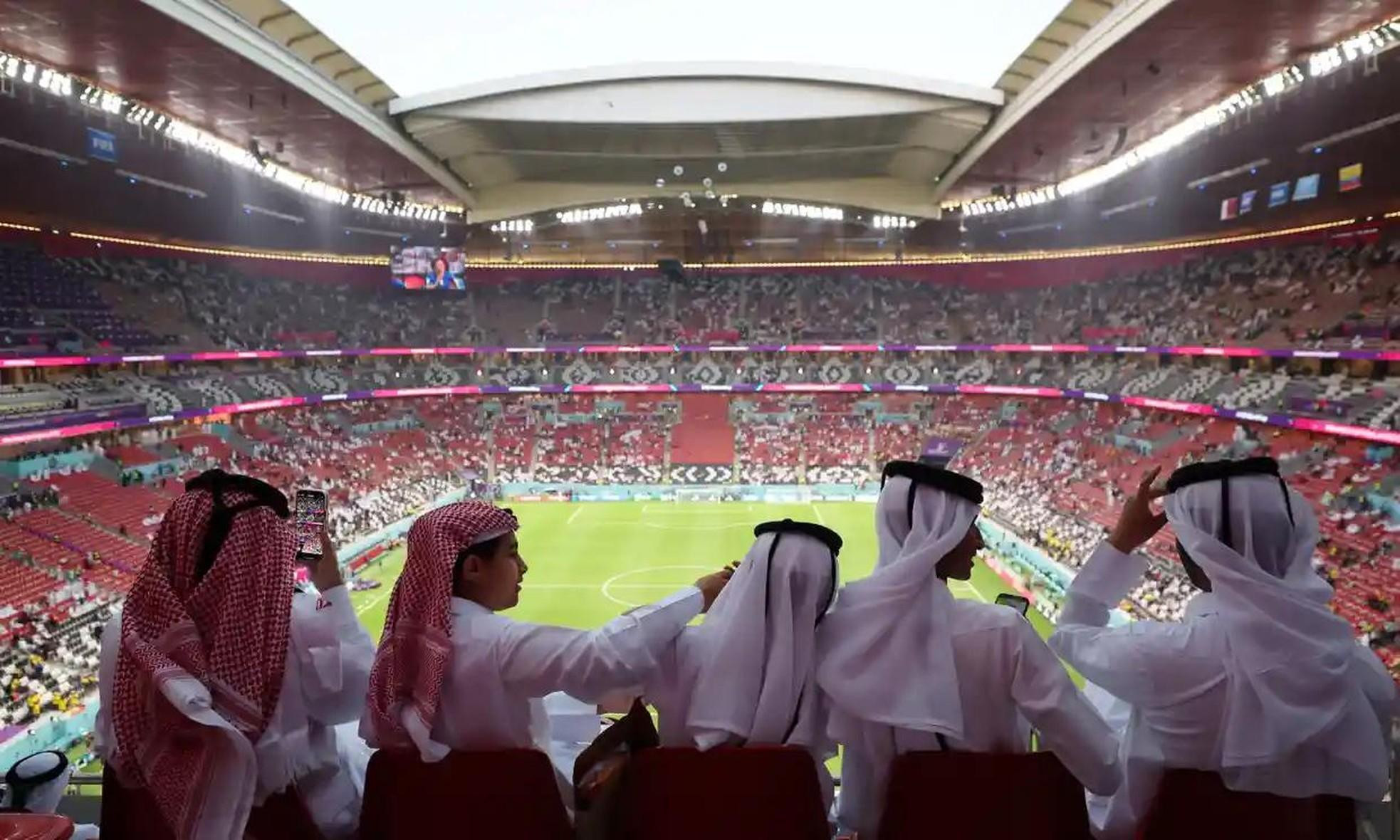 Los aficionados disfrutan del ambiente antes del partido. (Foto: FIFA)