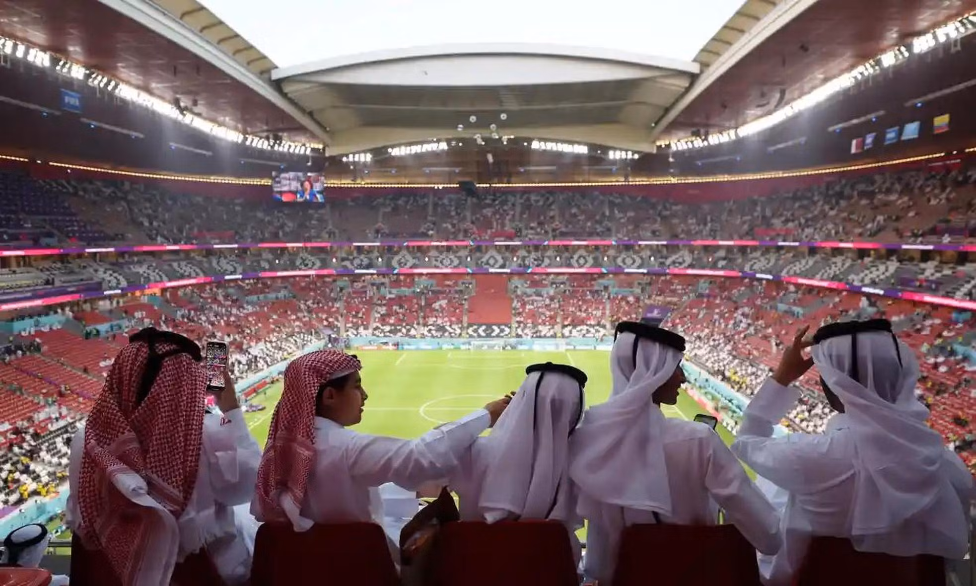 Los aficionados disfrutan del ambiente antes del partido. (Foto: FIFA)
