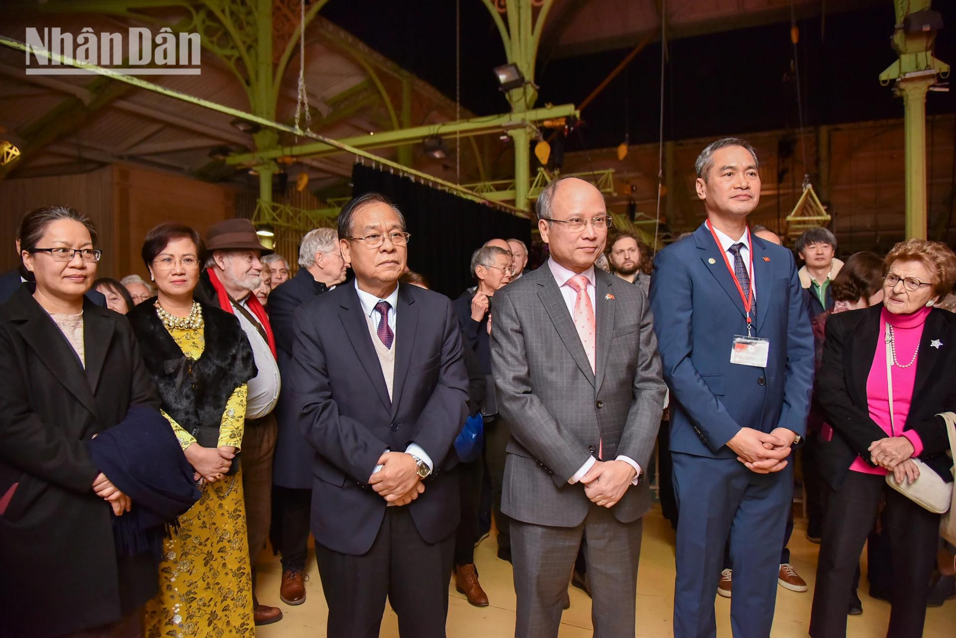 Al evento asistieron el embajador de Vietnam en Francia, Dinh Toan Thang; el embajador de Laos en Francia, Kham-Inh Khitchadeth; el alcalde de Nogent-sur-Marne, Jacques Martin, y representantes de asociaciones vietnamitas en Francia. Al evento asistieron el embajador de Vietnam en Francia, Dinh Toan Thang; el embajador de Laos en Francia, Kham-Inh Khitchadeth; el alcalde de Nogent-sur-Marne, Jacques Martin, y representantes de asociaciones vietnamitas en Francia.