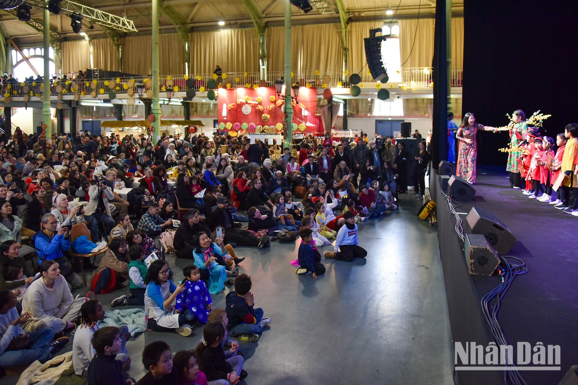 Los vietnamitas residentes en Francia se han unido para responder al llamamiento de la UGVF y han recaudado 15 784 euros para ayudar a las familias afectadas por el tifón Yagi a superar las dificultades y estabilizar sus vidas. Los vietnamitas residentes en Francia se han unido para responder al llamamiento de la UGVF y han recaudado 15 784 euros para ayudar a las familias afectadas por el tifón Yagi a superar las dificultades y estabilizar sus vidas.