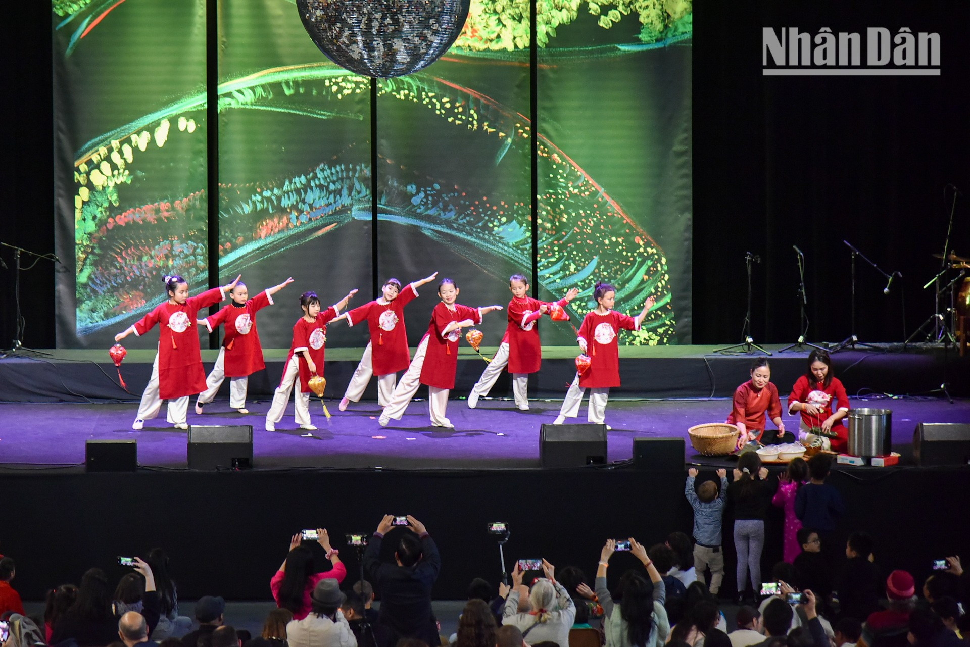 Las actuaciones artísticas, interpretadas por niños de familias vietnamitas residentes en Francia, recrean el ambiente de la primavera. Las actuaciones artísticas, interpretadas por niños de familias vietnamitas residentes en Francia, recrean el ambiente de la primavera.