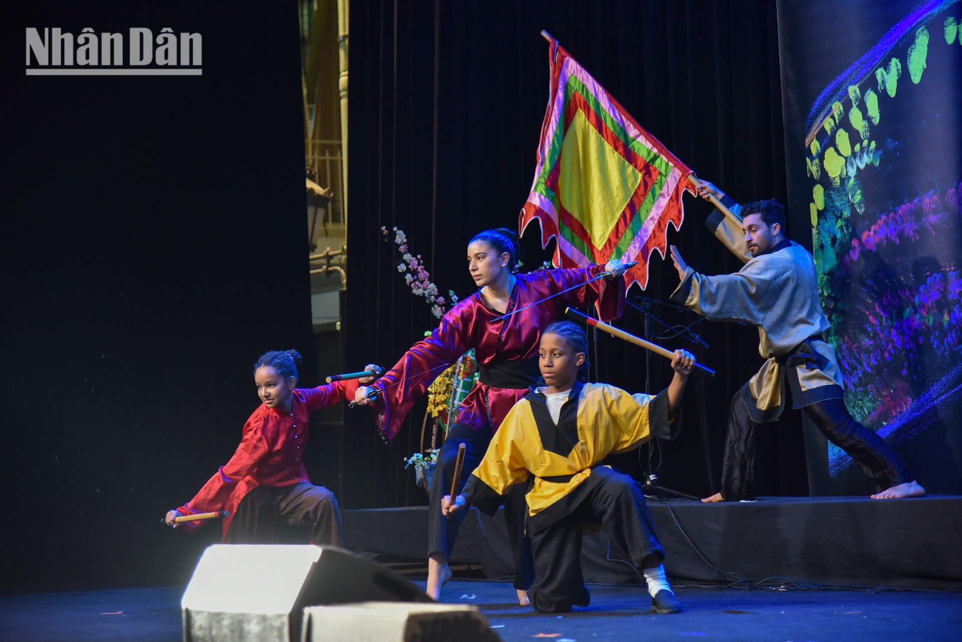Ileana Antigny, Camille Mathé y Roxane David son practicantes de Son Long, un estilo de arte marcial desarrollado por el maestro francés Olivier Barbey. Las artes marciales tradicionales vietnamitas, que se enseñan en francés, transmiten el espíritu marcial y la valentía de este pueblo. Ileana Antigny, Camille Mathé y Roxane David son practicantes de Son Long, un estilo de arte marcial desarrollado por el maestro francés Olivier Barbey. Las artes marciales tradicionales vietnamitas, que se enseñan en francés, transmiten el espíritu marcial y la valentía de este pueblo.