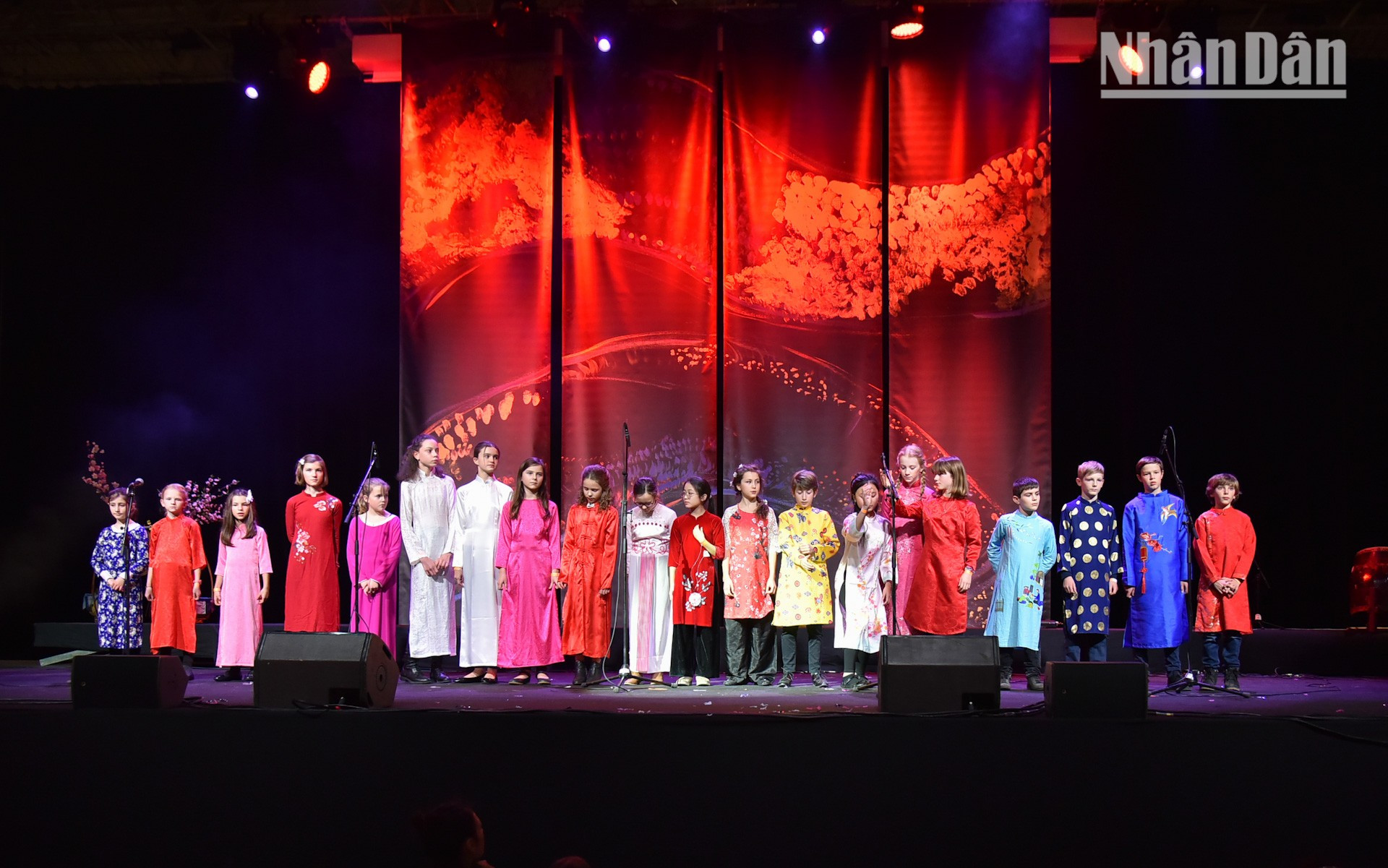 El embajador Dinh Toan Thang ha hecho hincapié en que este evento se ha convertido en una tradición para los vietnamitas residentes en Francia. La comprensión y el aprecio mutuos contribuyen a estrechar la amistad y la solidaridad entre ambos pueblos, añade. El embajador Dinh Toan Thang ha hecho hincapié en que este evento se ha convertido en una tradición para los vietnamitas residentes en Francia. La comprensión y el aprecio mutuos contribuyen a estrechar la amistad y la solidaridad entre ambos pueblos, añade.