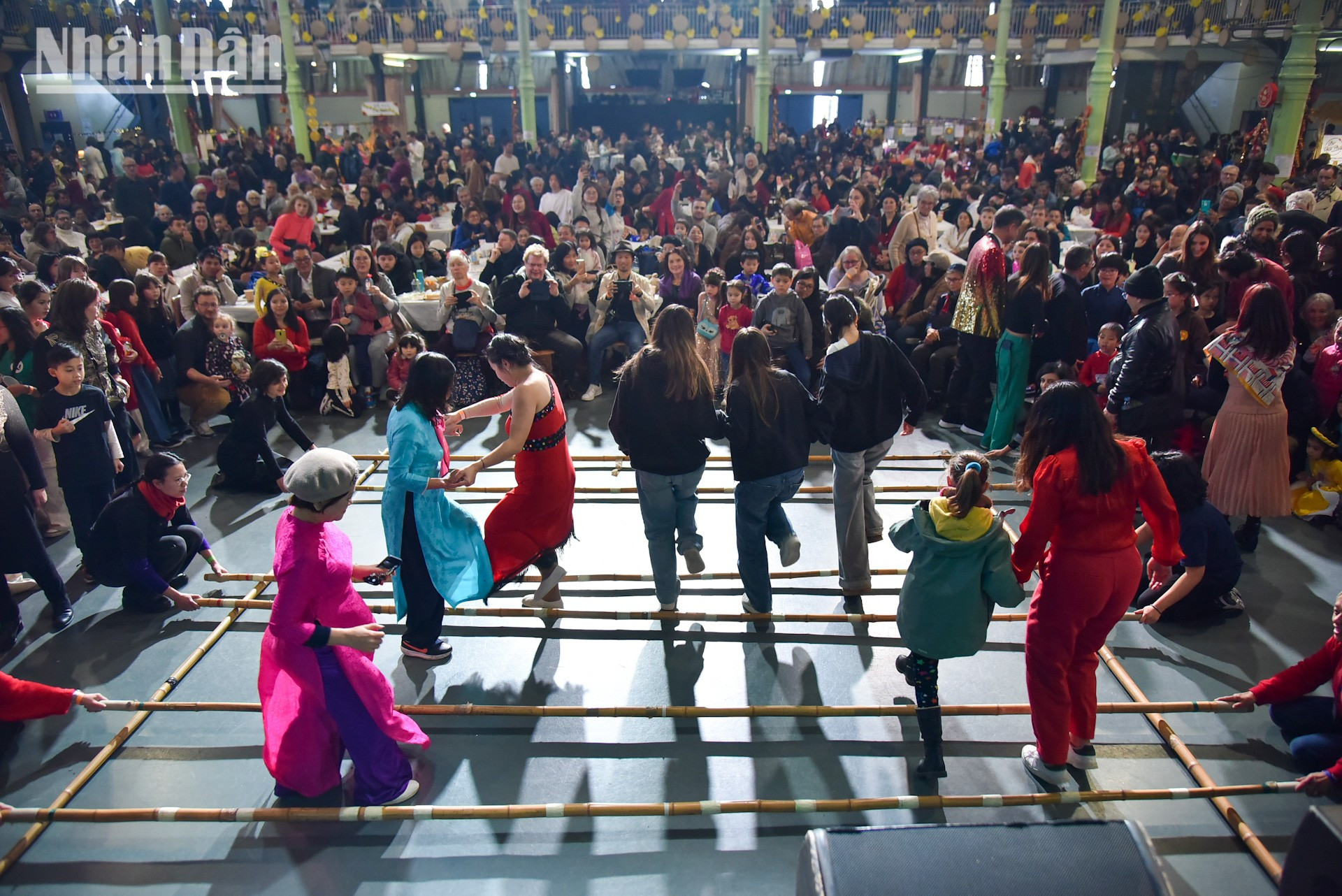 Los vietnamitas residentes en Francia y amigos internacionales participan en la danza del bambú, un baile tradicional de la etnia Thai de la región montañosa del norte de Vietnam. Los vietnamitas residentes en Francia y amigos internacionales participan en la danza del bambú, un baile tradicional de la etnia Thai de la región montañosa del norte de Vietnam.