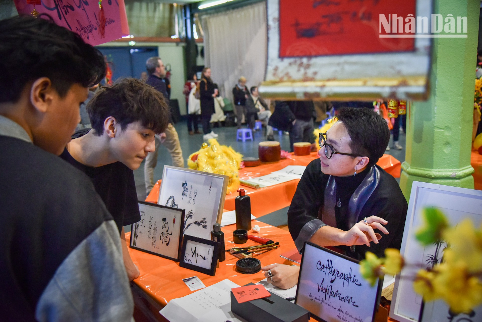 La tradición de pedir y regalar letras caligráficas es una bella costumbre vietnamita en ocasión del Tet. Cada letra de caligrafía transmite deseos de buena suerte y paz para el nuevo año. La tradición de pedir y regalar letras caligráficas es una bella costumbre vietnamita en ocasión del Tet. Cada letra de caligrafía transmite deseos de buena suerte y paz para el nuevo año.