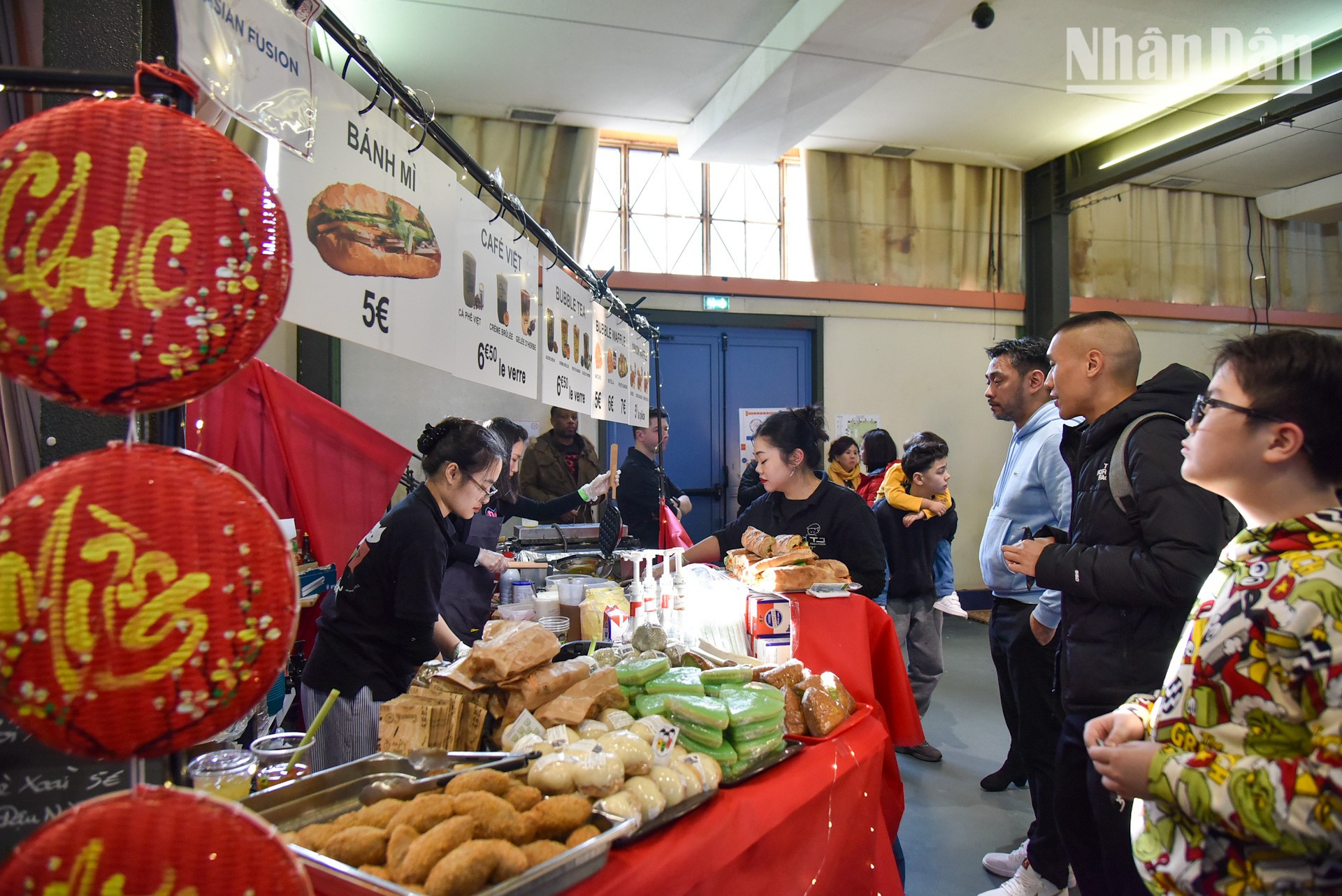 En el mercado se presentan las delicias culinarias de las tres regiones de Vietnam, como el Banh chung (pastel cuadrado de arroz glutinoso), el Xoi (arroz glutinoso), el Pho bo (sopa de fideos con carne de res) y el Com rang (arroz frito), entre otros. En el mercado se presentan las delicias culinarias de las tres regiones de Vietnam, como el Banh chung (pastel cuadrado de arroz glutinoso), el Xoi (arroz glutinoso), el Pho bo (sopa de fideos con carne de res) y el Com rang (arroz frito), entre otros.