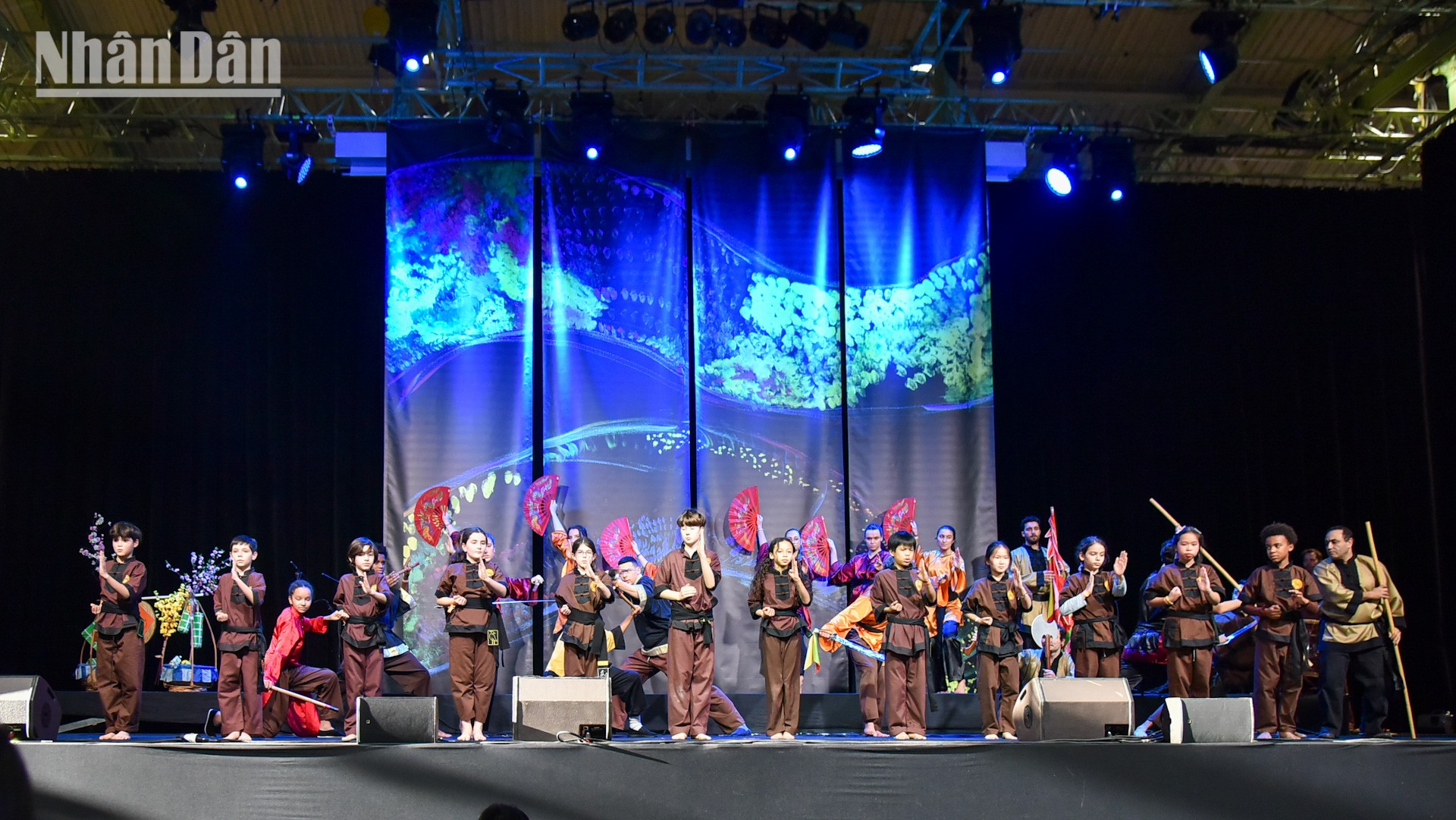 En el marco del evento también se realizan exhibiciones de artes marciales tradicionales y actuaciones de leones y dragones, con las que se desea un año nuevo de paz, prosperidad y felicidad. En el marco del evento también se realizan exhibiciones de artes marciales tradicionales y actuaciones de leones y dragones, con las que se desea un año nuevo de paz, prosperidad y felicidad.