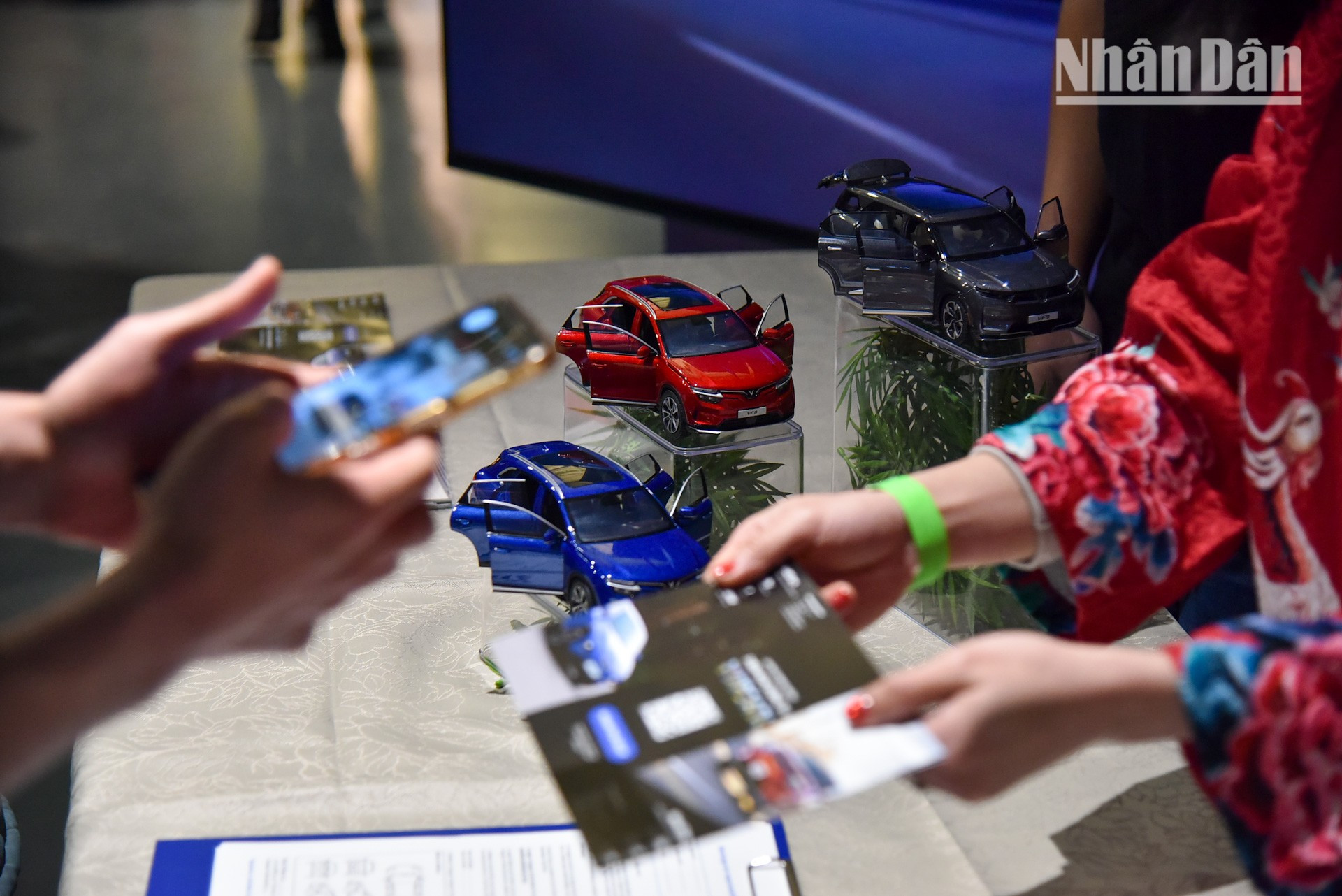 La actividad cuenta con un stand de exposición del fabricante vietnamita de vehículos eléctricos VinFast, donde los visitantes pueden admirar las últimas versiones que se ofrecen en el mercado francés. La actividad cuenta con un stand de exposición del fabricante vietnamita de vehículos eléctricos VinFast, donde los visitantes pueden admirar las últimas versiones que se ofrecen en el mercado francés.