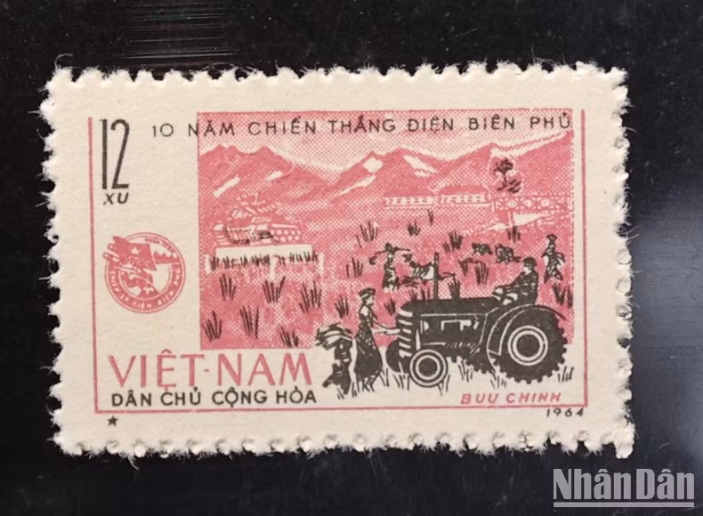 El sello número 356 retrata la escena de los campos de Muong Thanh durante la cosecha y pertenece al coleccionista Le Hung en Hanói.