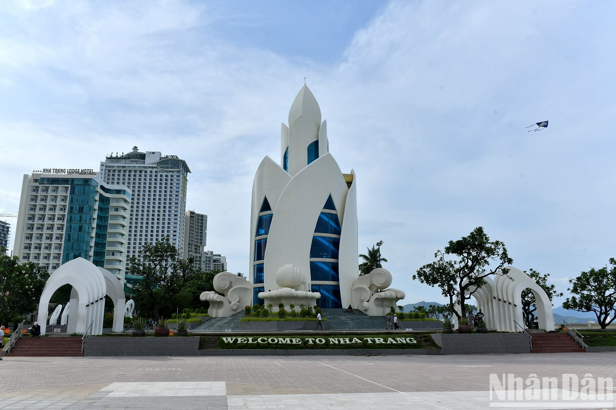 La torre Tram Huong se encuentra cerca de la playa. La torre Tram Huong se encuentra cerca de la playa.