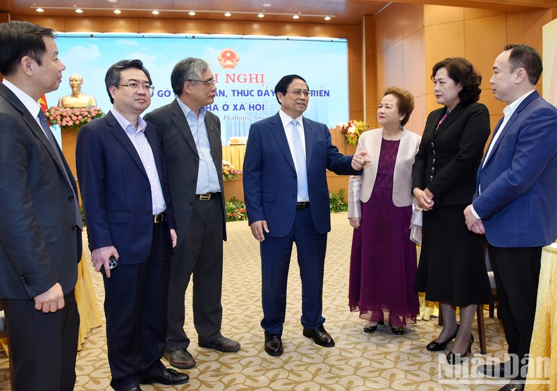 El primer ministro conversa con los delegados.