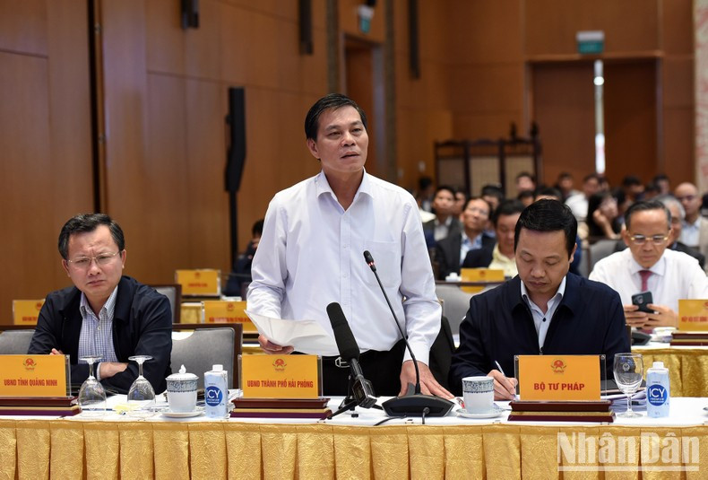 El presidente del Comité Popular de Hai Phong, Nguyen Van Tung, dice que en 2024 esta ciudad portuaria comenzará la construcción de unos 10 mil apartamentos.