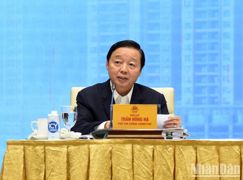 El viceprimer ministro Tran Hong Ha habla en la conferencia.