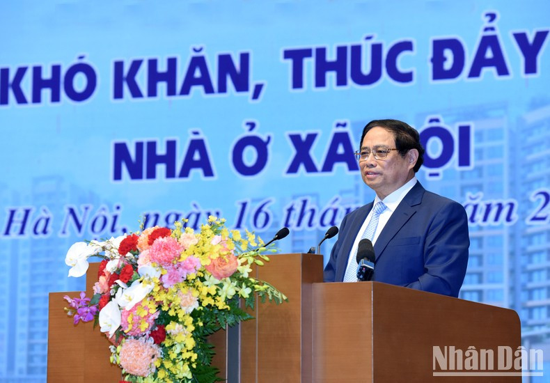 El primer ministro Pham Minh Chinh preside la conferencia.