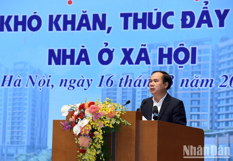 El viceministro de Construcción, Nguyen Van Sinh, hace uso de la palabra en la reunión.