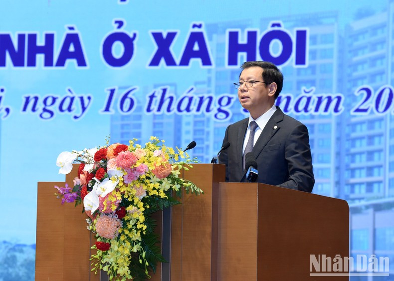 Nguyen Viet Quang, vicepresidente del grupo VinGroup, habla en el evento.