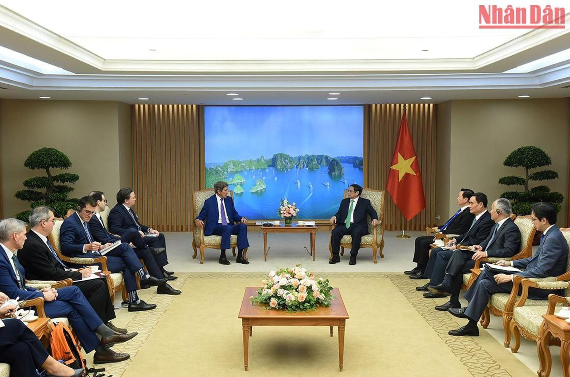 El premier vietnamita afirma que el cambio climático es un tema global que requiere una solución global, poniendo a las personas en el papel central, mientras que la transición energética debe garantizar el principio de equidad. El premier vietnamita afirma que el cambio climático es un tema global que requiere una solución global, poniendo a las personas en el papel central, mientras que la transición energética debe garantizar el principio de equidad.