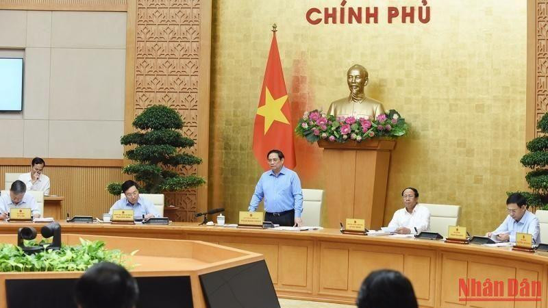 El primer ministro, Pham Minh Chinh, presenta el discurso de clausura en la reunión.