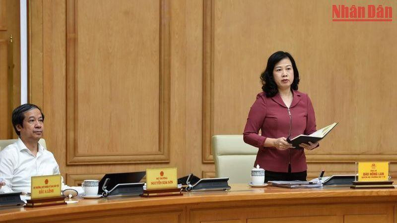 La ministra interina de Salud Pública, Dao Hong Lan, habla en la reunión.