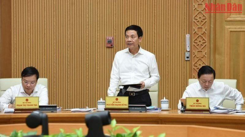 El ministro de Información y Comunicación, Nguyen Manh Hung, interviene en la reunión.