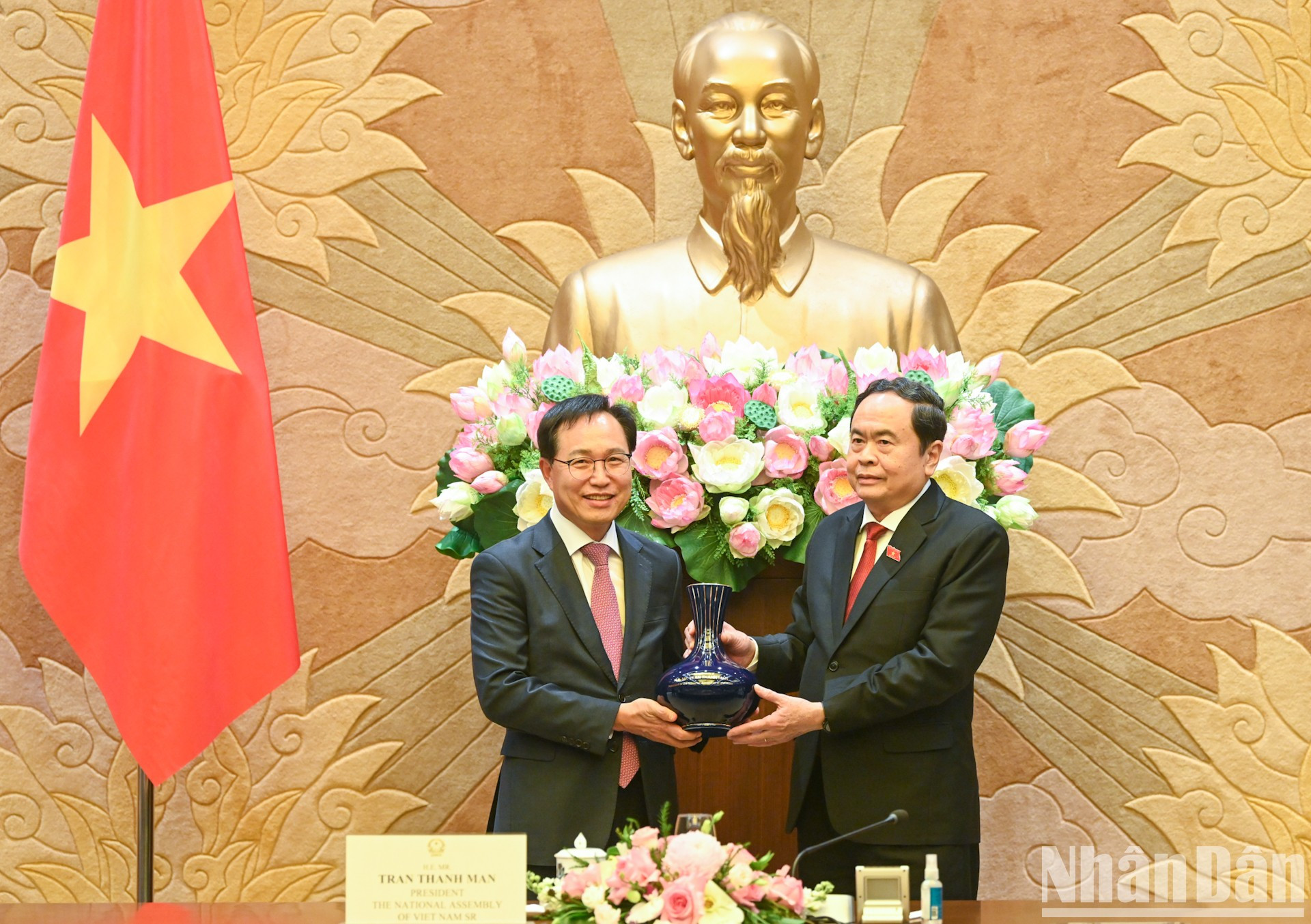 El presidente de la ANV, Tran Thanh Man, entrega un recuerdo al director general de Samsung Vietnam, Choi Joo Ho. El presidente de la ANV, Tran Thanh Man, entrega un recuerdo al director general de Samsung Vietnam, Choi Joo Ho.