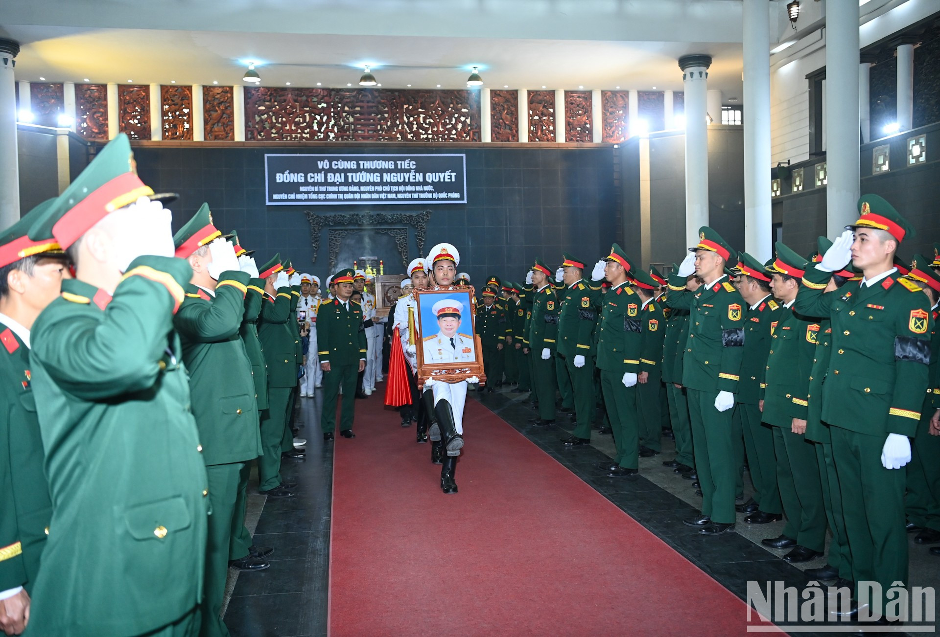 Ceremonia para despedir al general Nguyen Quyet a su lugar de descanso final.